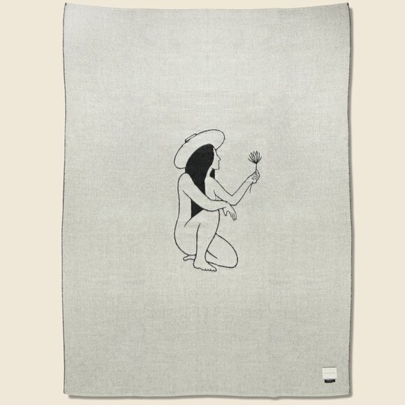 Blacksaw Yoko Alpaca Blanket - Picture 2 of 3